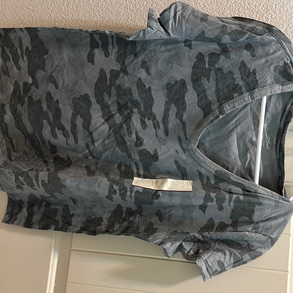 Universal Thread Gray and Black Short Sleeve Tees